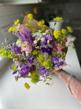 Load image into Gallery viewer, Friday Flower Subscription (6 weeks of Delivery)
